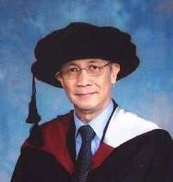 郑保罗教授2011-2021年一直是Tun Razak大学的兼职教授，从2022年开始担任该大学的学术顾问。他是合格的公司审计师，特许会计师，税务顾问和新约学者。他是1993年成立的特许会计师事务所Cheng＆Co的创始人，目前是高级董事。他拥有南昆士兰大学的商科学士学位（1990年），俄克拉荷马城大学的工商管理硕士学位（1991年）以及俄克拉何马城大学商业科学博士学位（1996年）。
他获得了澳大利亚纽卡斯尔大学的工商管理博士学位（2007年）。他拥有MIA，MICPA，MIM，MNCC，CPA Australia，CTIM，CIMA UK和IIA Malaysia的会员资格。他是马来西亚证券交易所上市公司PeterLabs Holdings Berhad的高级独立非执行董事。此外，他获得了奥克兰大学的神学研究生文凭（2012年），并在新西兰莱德劳神学研究生院获得了新约神学硕士学位（2016年）。

他获得了澳大利亚纽卡斯尔大学的工商管理博士学位（2007年）。他拥有MIA，MICPA，MIM，MNCC，CPA Australia，CTIM，CIMA UK和IIA Malaysia的会员资格。他是马来西亚证券交易所上市公司PeterLabs Holdings Berhad的高级独立非执行董事。此外，他获得了奥克兰大学的神学研究生文凭（2012年），并在新西兰莱德劳神学研究生院获得了新约神学硕士学位（2016年）。